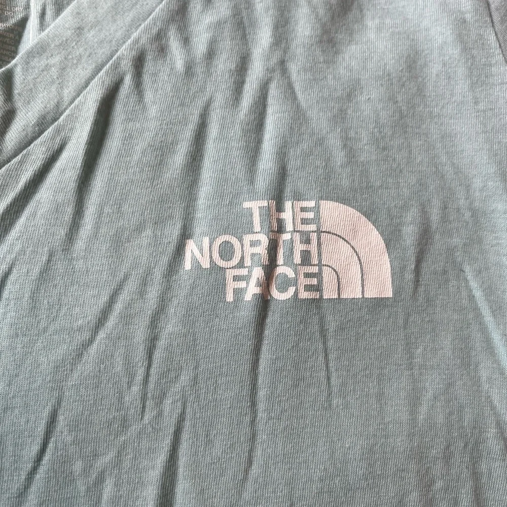 The North Face V-Neck T-Shirt Short Sleeve Lightweight - Picture 5 of 6